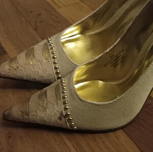 Beautiful Gold Print Heels